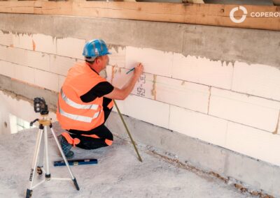 Zatepľovanie budovy s použitím tepelnej izolácie a meracích prístrojov.