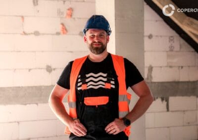 Inžinier v ochrannom odeve na stavebnej lokalite.