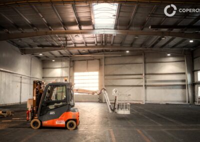 Sklad s vysokozdvižným vozíkom v priemyselnej hale.