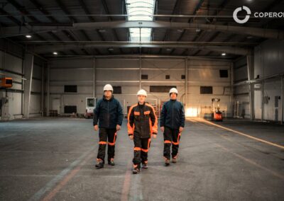 Bezpečnostní pracovníci v priemyselnom areáli, kontrola a dohľad.