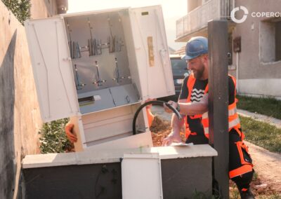 Elektrikár inštaluje rozvádzač na stenu, oprava a údržba.