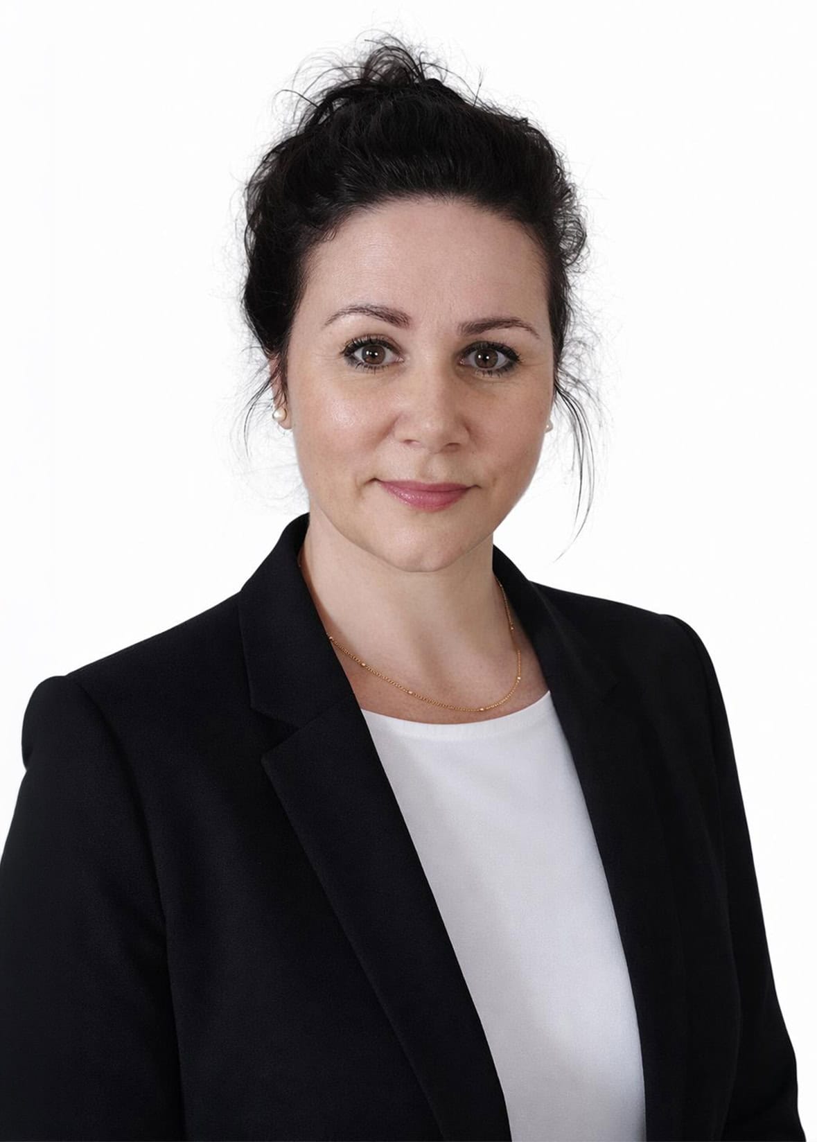 Žena v obleku na profesionálnom portréte.